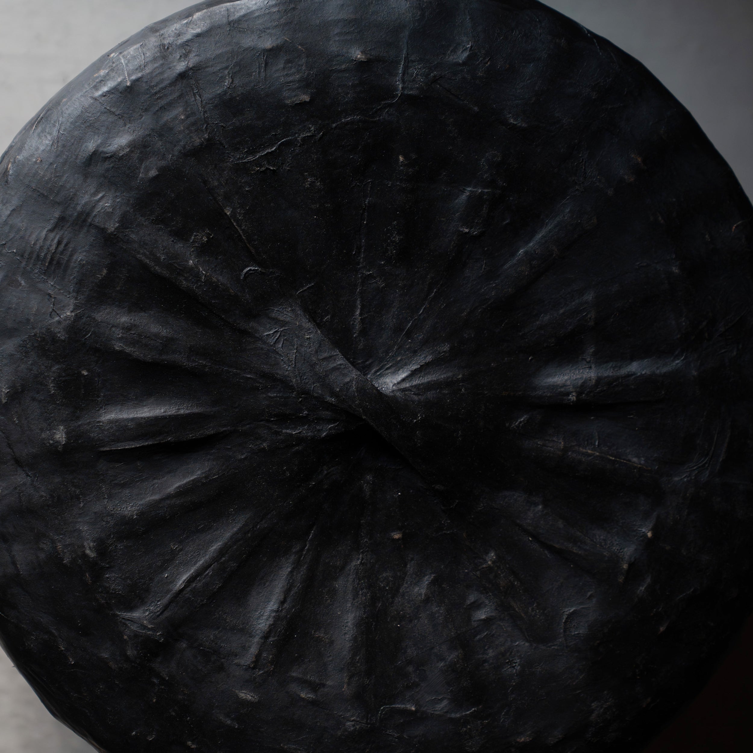 Antique round basket black with a lid