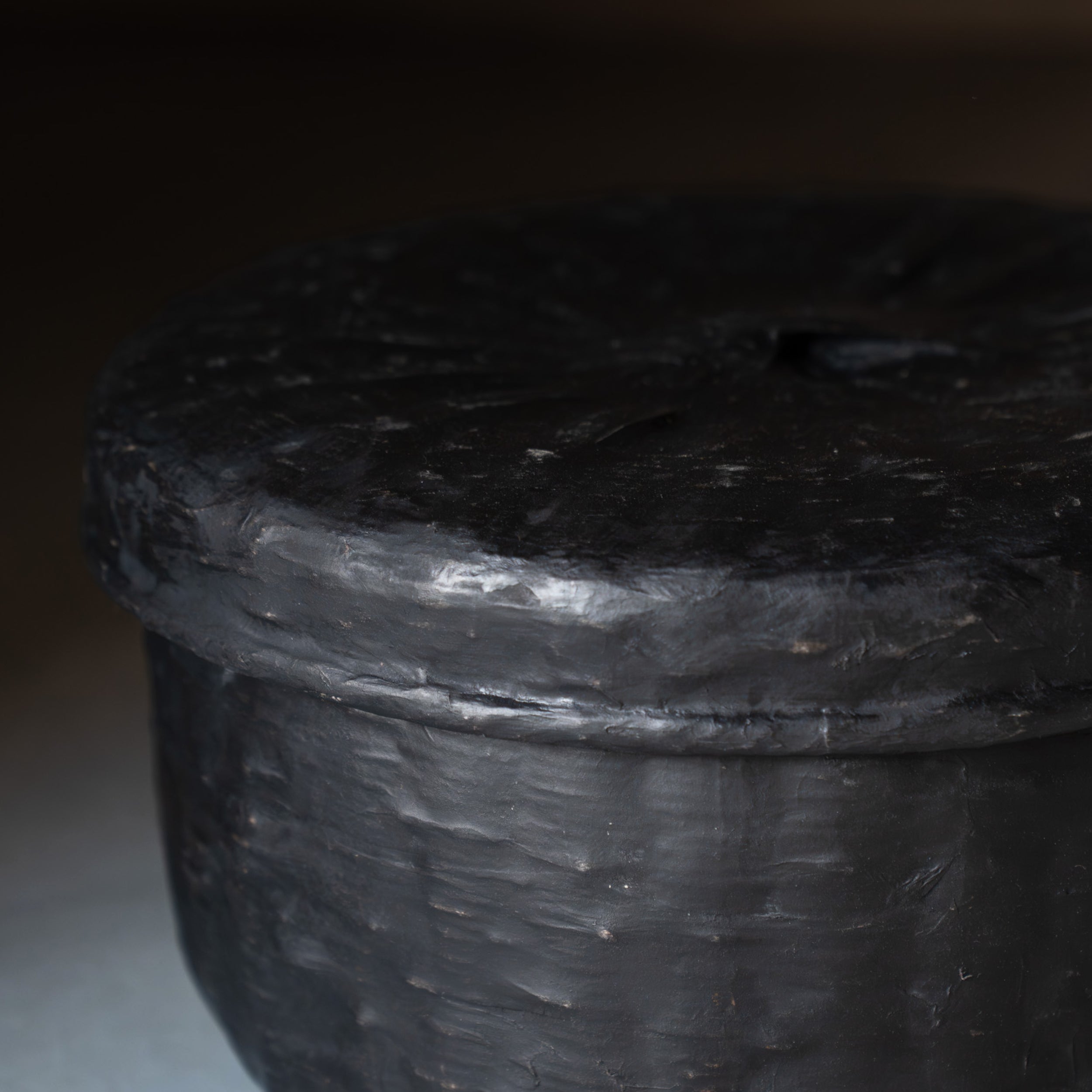 Antique round basket black with a lid