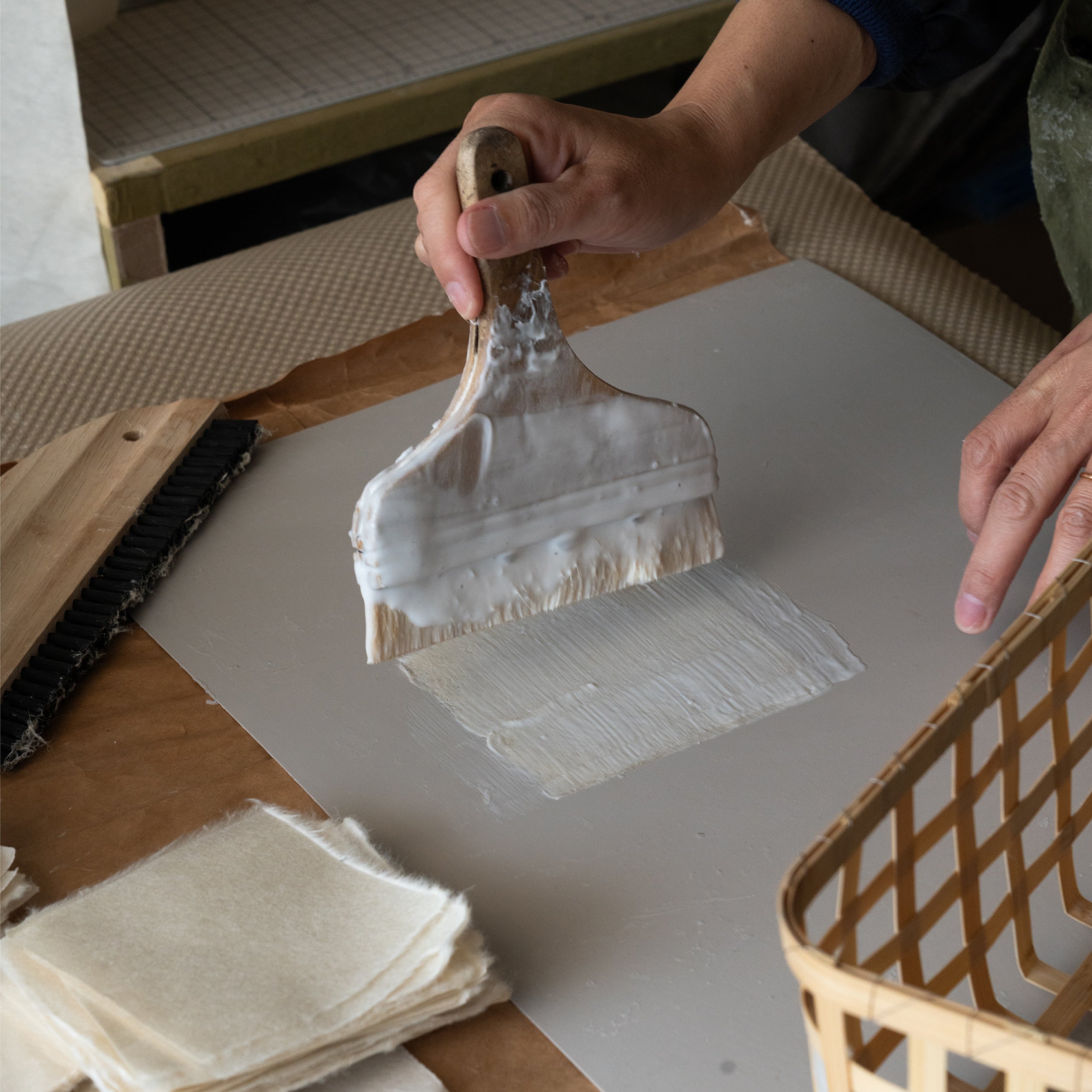 Antique round basket black with a lid