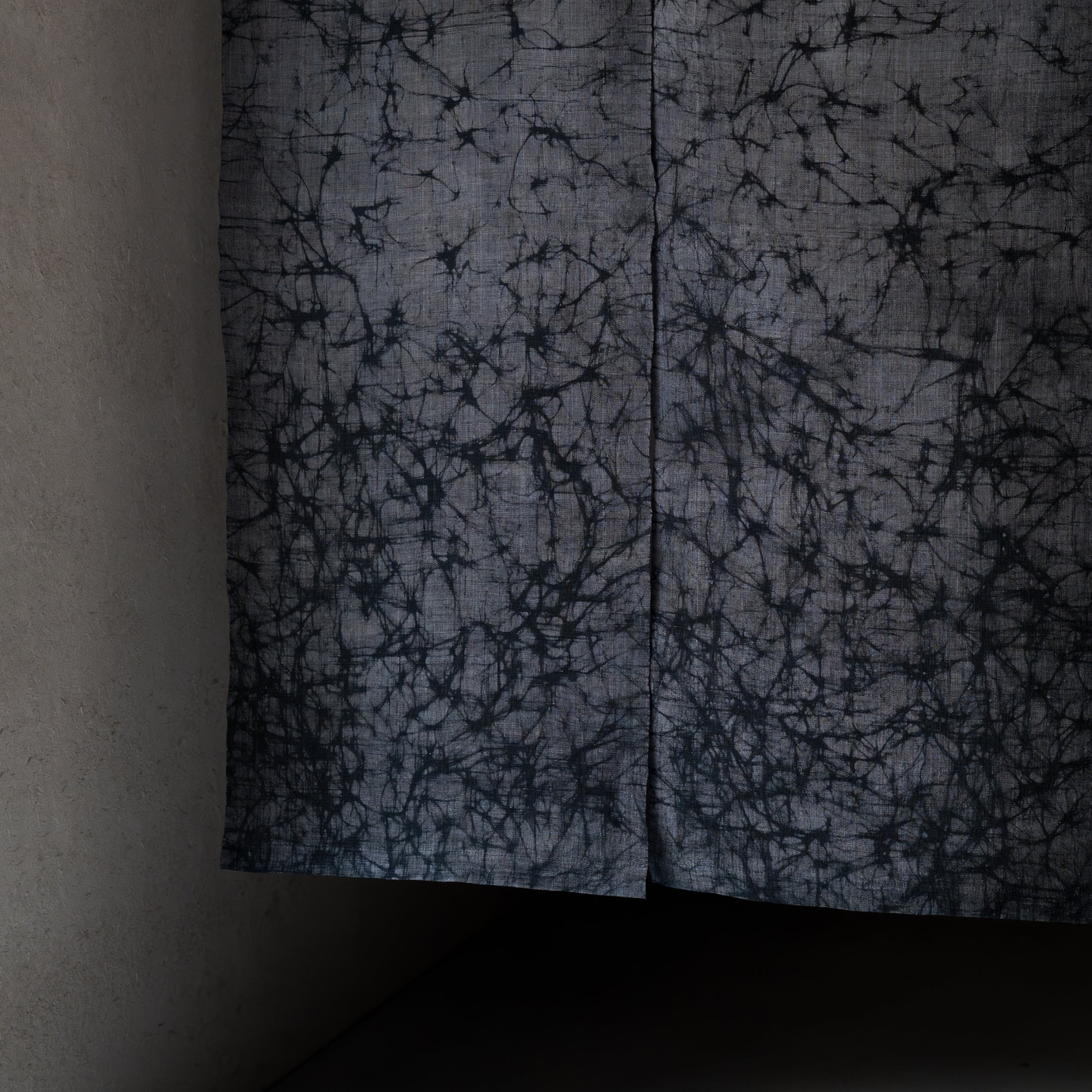 Rōketsu-zome Noren - Gray & Black